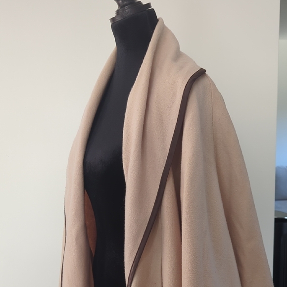 Source Unknown Beige Cape with Dark Edging - Picture 4 of 16
